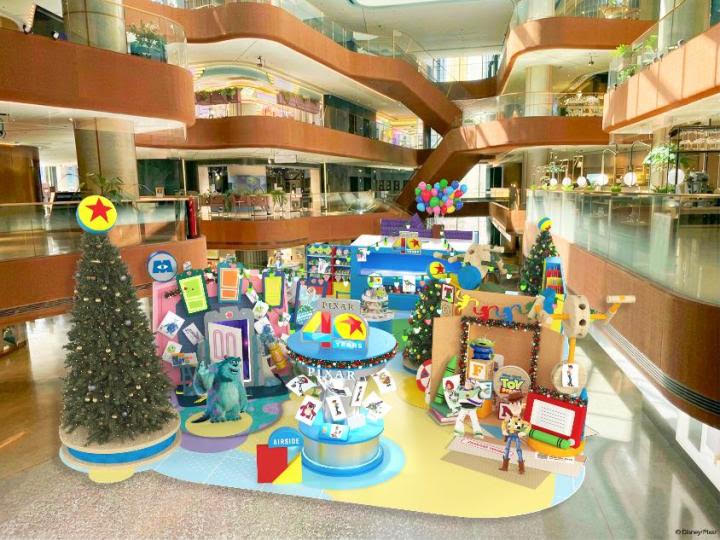 【2026聖誕好去處】Pixar 40週年聖誕展登陸AIRSIDE！4大主題打卡區、6米聖誕樹親子全攻略